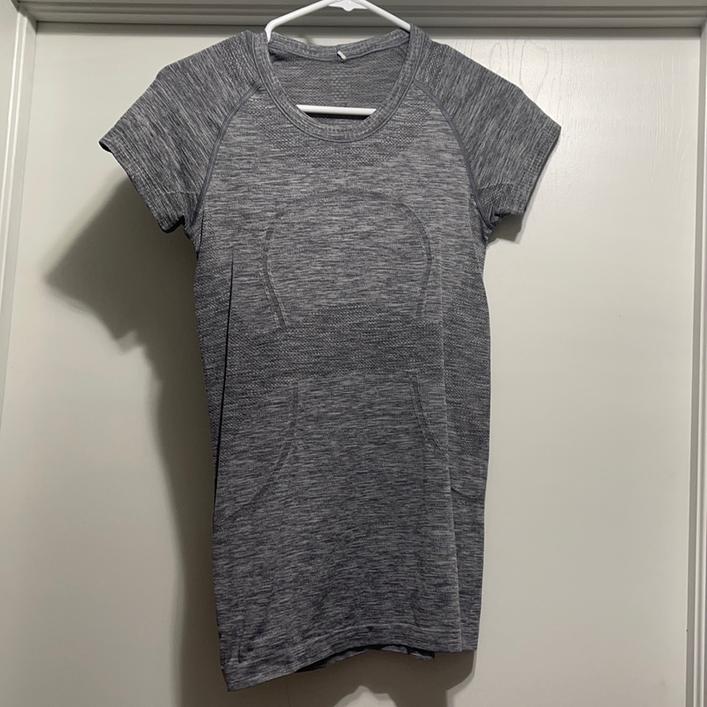 gray lulu top